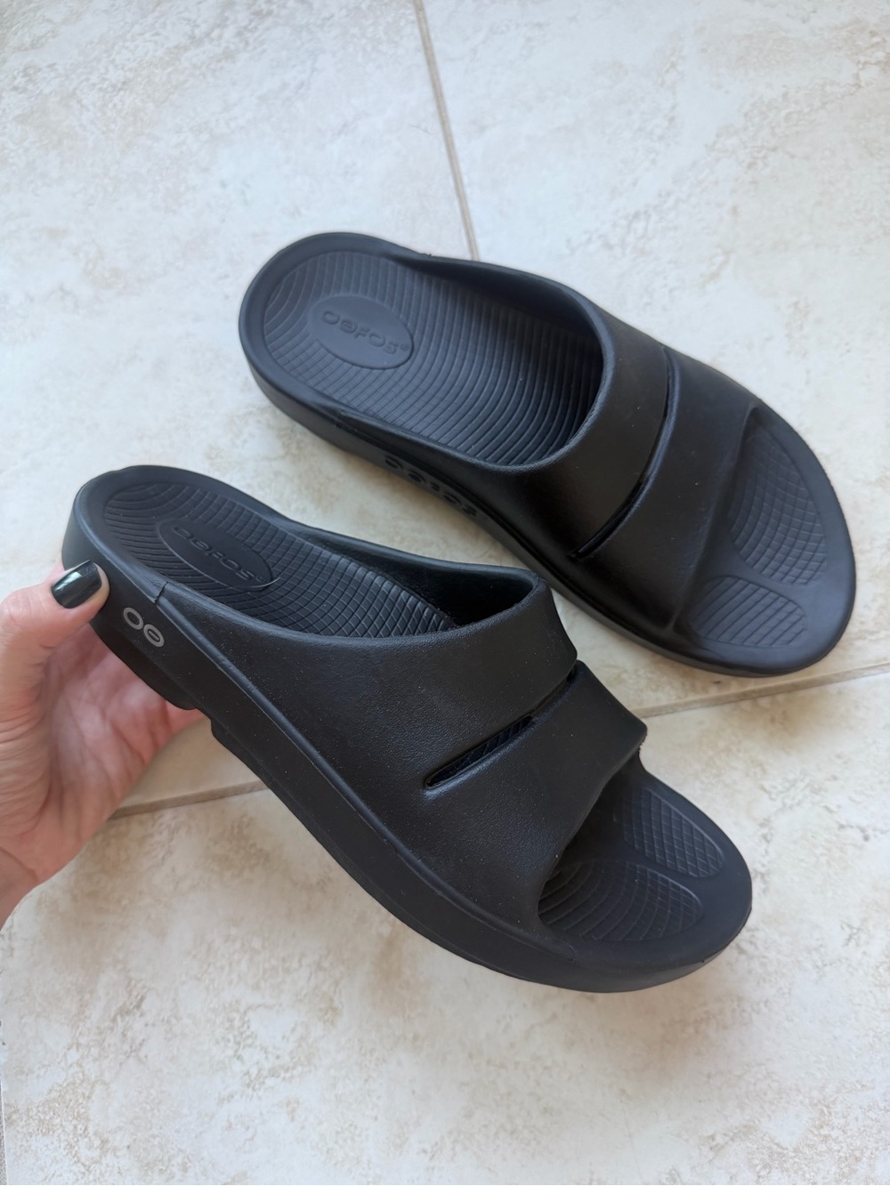 OOFOS OOahh Black Recovery Walking Shoe Sandals